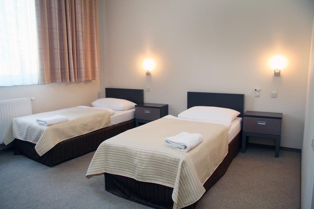 Hotel Jarota Jarocin Zimmer foto